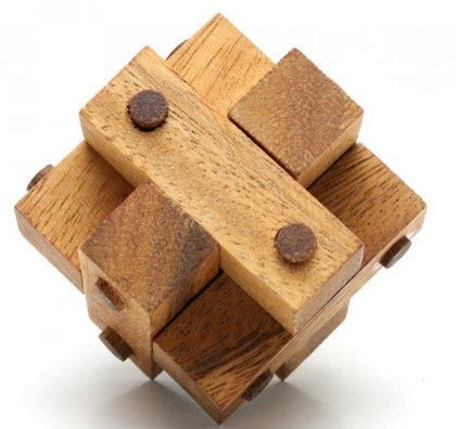 Puzzle din lemn. Nailed Cube