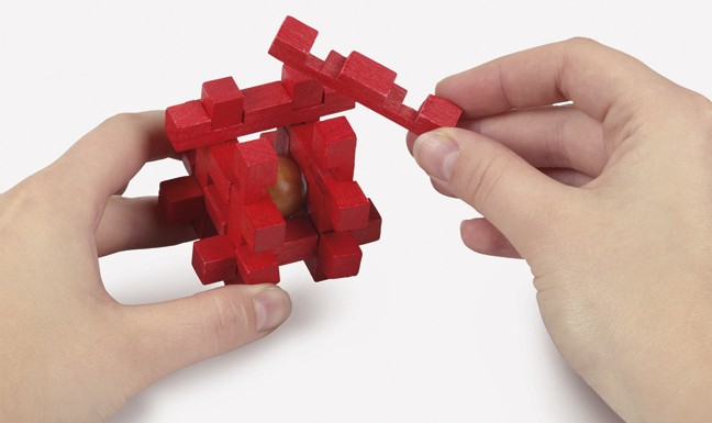 Puzzle logic din lemn: Cub rosu cu bila
