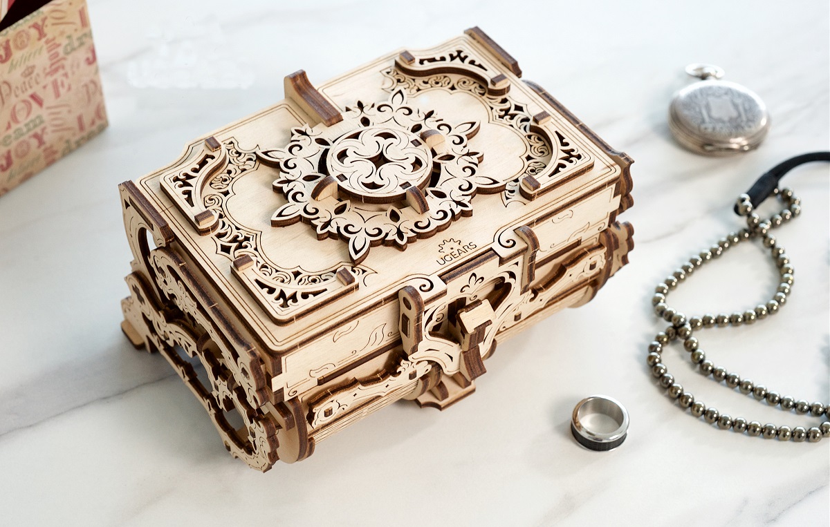 Antique Box mechanical. Cutie antica de bijuterii