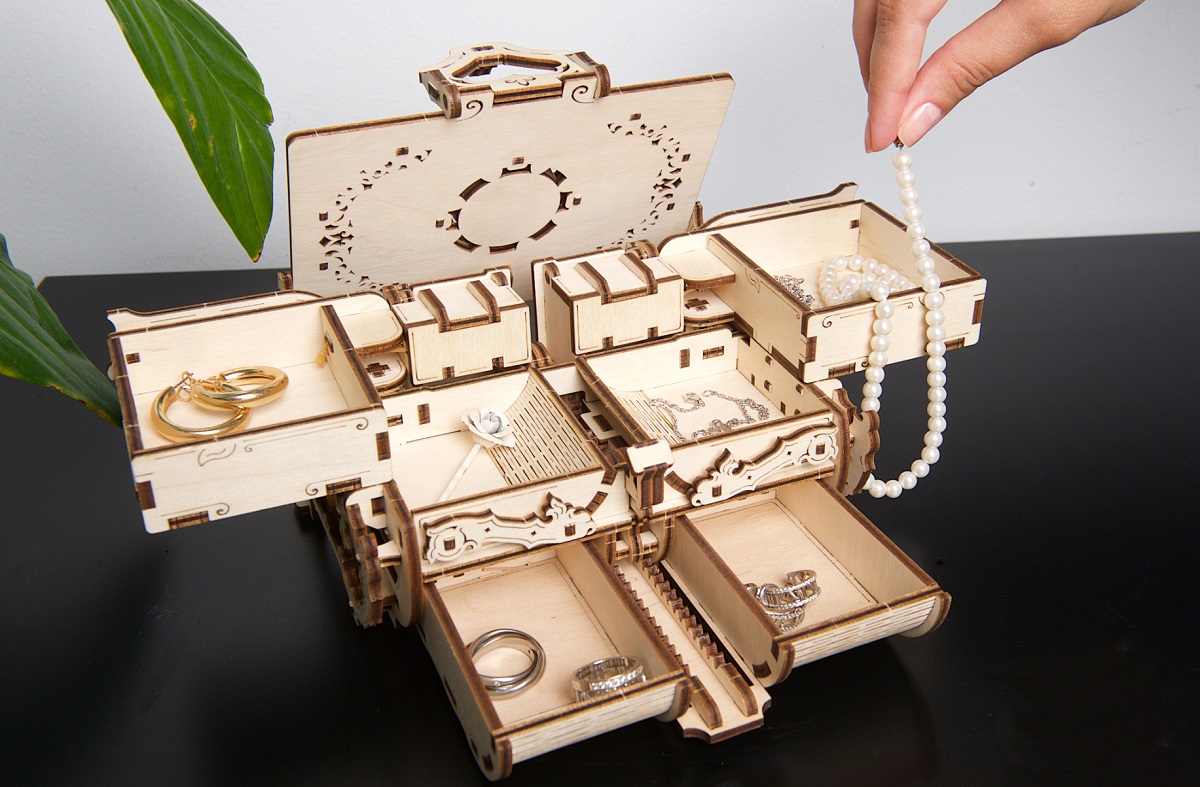 Antique Box mechanical. Cutie antica de bijuterii