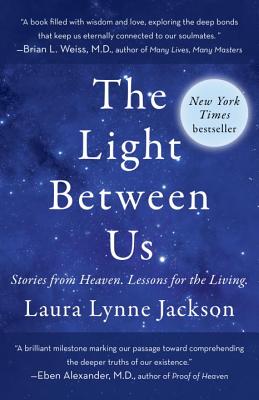 The Light Between Us: Stories from Heaven. Lessons for the Living. - Laura Lynne Jackson