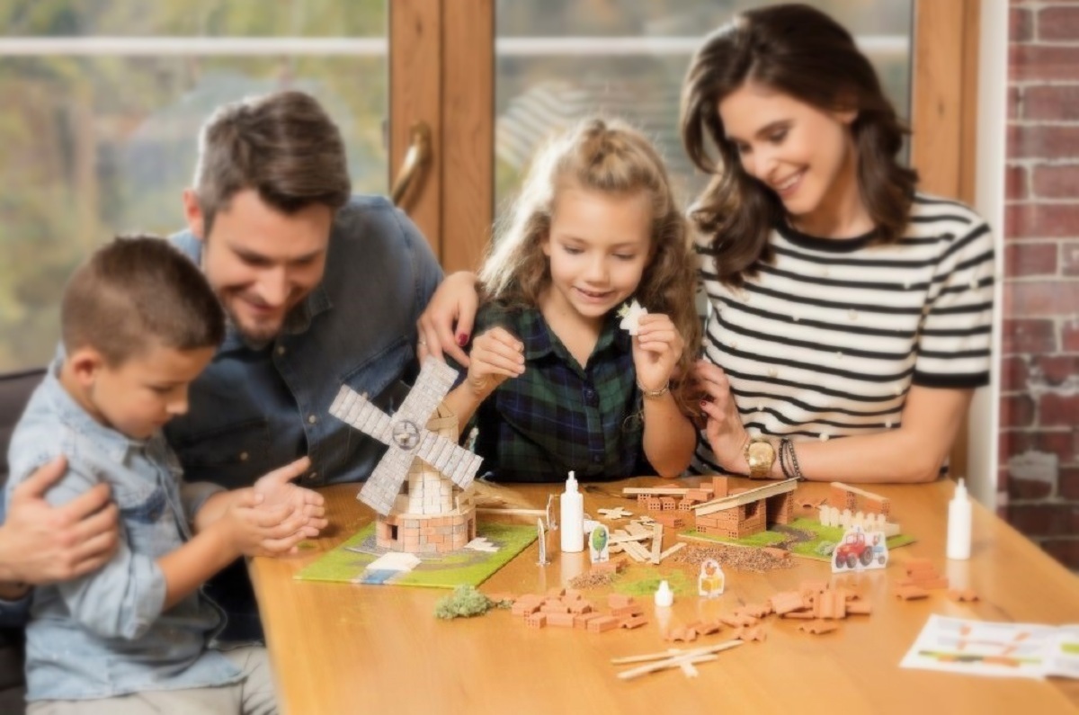 Joc de constructie: Gara din caramidute ceramice. Brick Trick