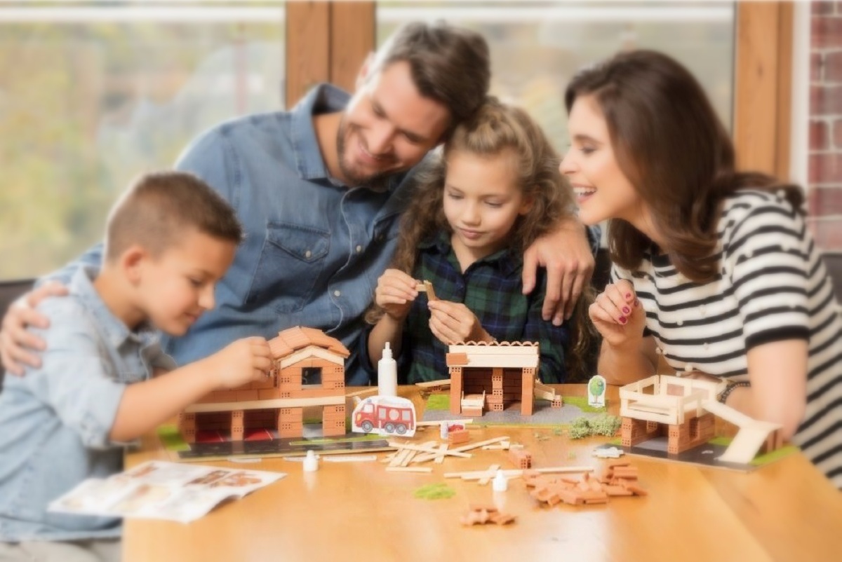 Joc de constructie: Gara din caramidute ceramice. Brick Trick