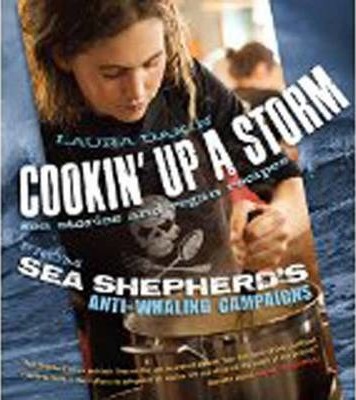 Cookin' Up a Storm: Stories and Recipes from Sea Shepherd's Anti-Whaling Campaigns - Laura Dakin