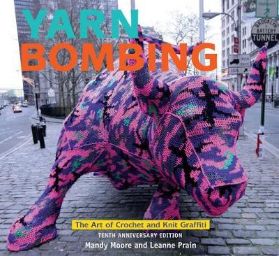 Yarn Bombing: The Art of Crochet and Knit Graffiti: Tenth Anniversary Edition - Mandy Moore
