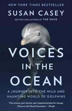 Coperta cărții 'Voices in the Ocean: A Journey Into the Wild and Haunting World of Dolphins - Susan Casey'