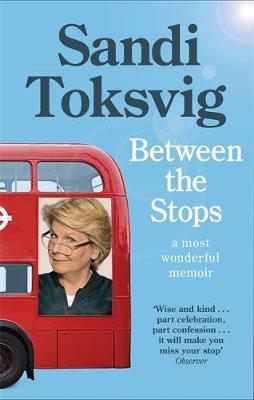 Between the Stops: The View of My Life from the Top of the Number 12 Bus: The Long-Awaited Memoir from the Star of Qi and the Great Briti - Sandi Toksvig