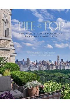 Coperta cărții 'Life at the Top: New York's Exceptional Apartment Buildings - Kirk Henckels'
