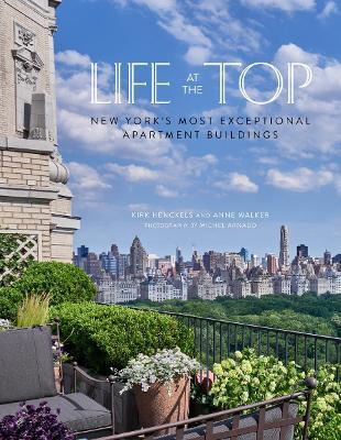 Coperta cărții 'Life at the Top: New York's Exceptional Apartment Buildings - Kirk Henckels'