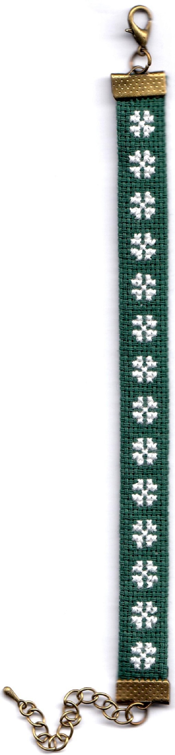 Bratara cusuta manual: Motiv traditional. Verde cu broderie alba