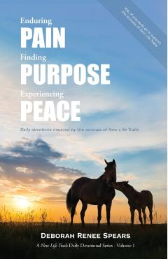 Enduring Pain, Finding Purpose, Experiencing Peace: Daily Devotions Inspired by the Animals of New Life Trails - Deborah Renee Spears