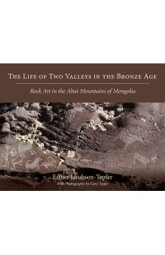 Coperta cărții 'The Life of Two Valleys in the Bronze Age: Rock Art in the Altai Mountains of Mongolia - Esther Jacobson-tepfer'