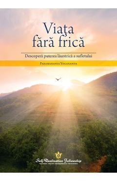 Coperta cărții 'Living Fearlessly (Romanian) - Paramahansa Yogananda'