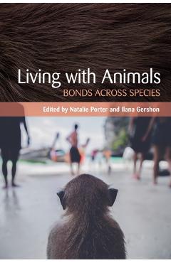 Poza produsului Living with Animals: Bonds Across Species - Natalie Porter