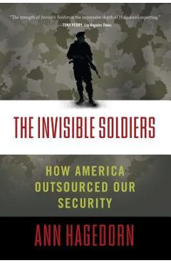 Coperta cărții 'Invisible Soldiers: How America Outsourced Our Security - Ann Hagedorn'