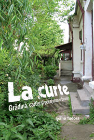 Coperta cărții 'La curte. gradina, cartier si peisaj urban in Bucuresti - Ioana Tudora'