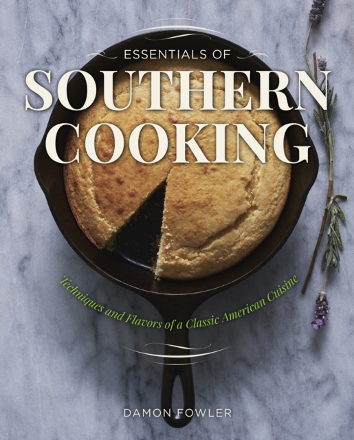 Coperta cărții 'Essentials of Southern Cooking: Techniques and Flavors of a Classic American Cuisine - Damon Lee Fowler'