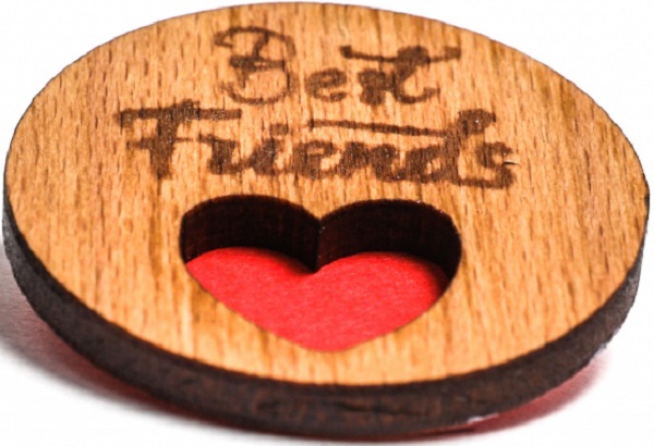 Martisor insigna din lemn: Best friends