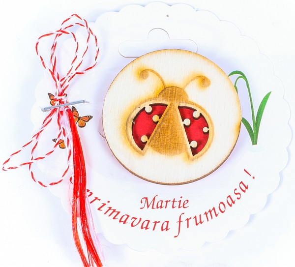 Martisor insigna din lemn: Buburuza
