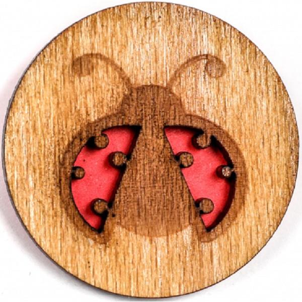 Martisor insigna din lemn: Buburuza