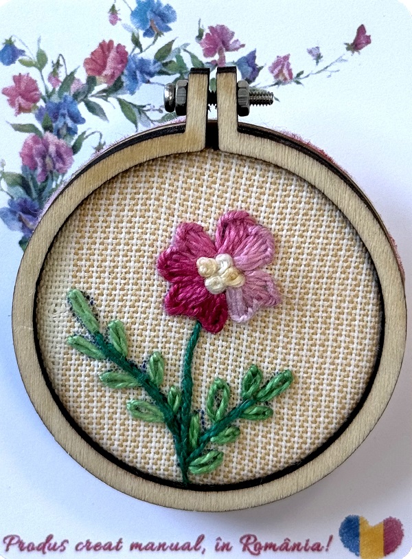 Brosa: Mini gherghef. Floare roz