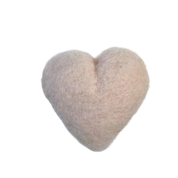 Brosa: Inima din lana