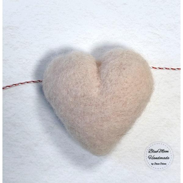 Brosa: Inima din lana