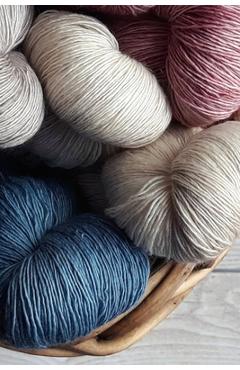 Coperta cărții 'Knitting Graph Paper 4: 5 & 2:3 Ratio: Yarn Photograph - Knit Happens'