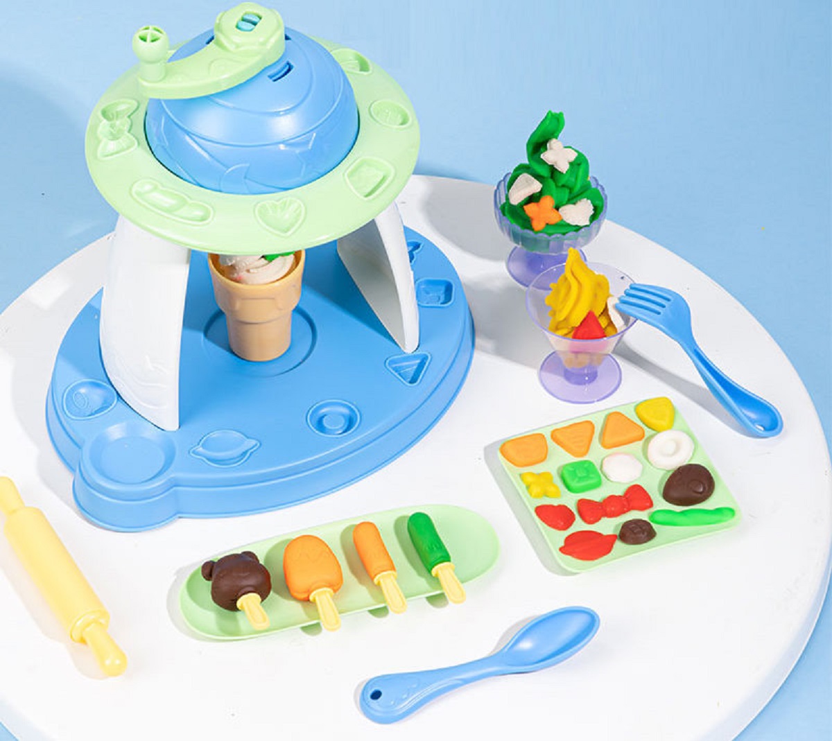 Dough Set: Fabrica de dulciuri. Set creativ plastilina + 23 accesorii