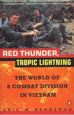 Coperta cărții 'Red Thunder Tropic Lightning: The World of a Combat Division in Vietnam - Eric M. Bergerud'