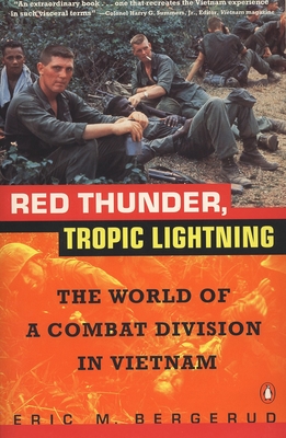 Coperta cărții 'Red Thunder Tropic Lightning: The World of a Combat Division in Vietnam - Eric M. Bergerud'