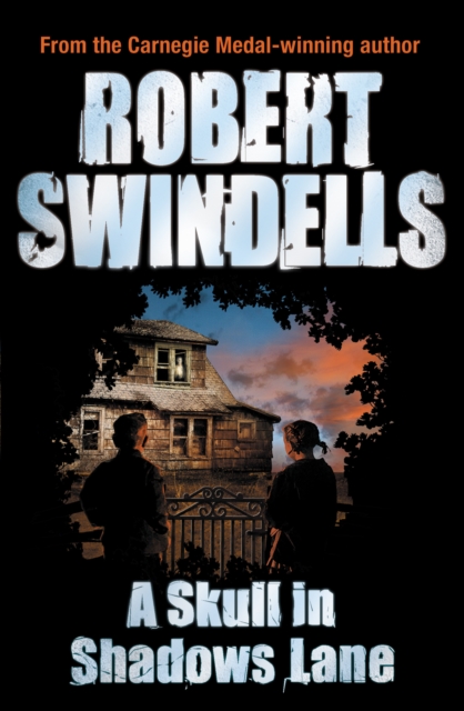 Coperta cărții 'Skull in Shadows Lane - Robert Swindells'