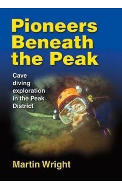 Coperta cărții 'Pioneers Beneath the Peak - Martin Wright'