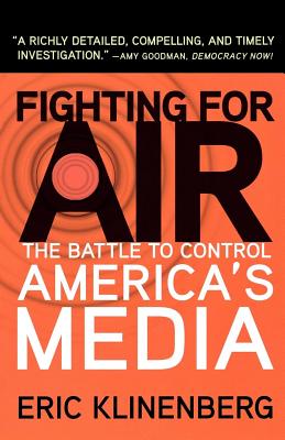 Coperta cărții 'Fighting for Air: The Battle to Control America's Media - Eric Klinenberg'