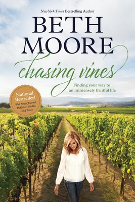Coperta cărții 'Chasing Vines: Finding Your Way to an Immensely Fruitful Life - Beth Moore'