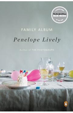 Coperta cărții 'Family Album - Penelope Lively'