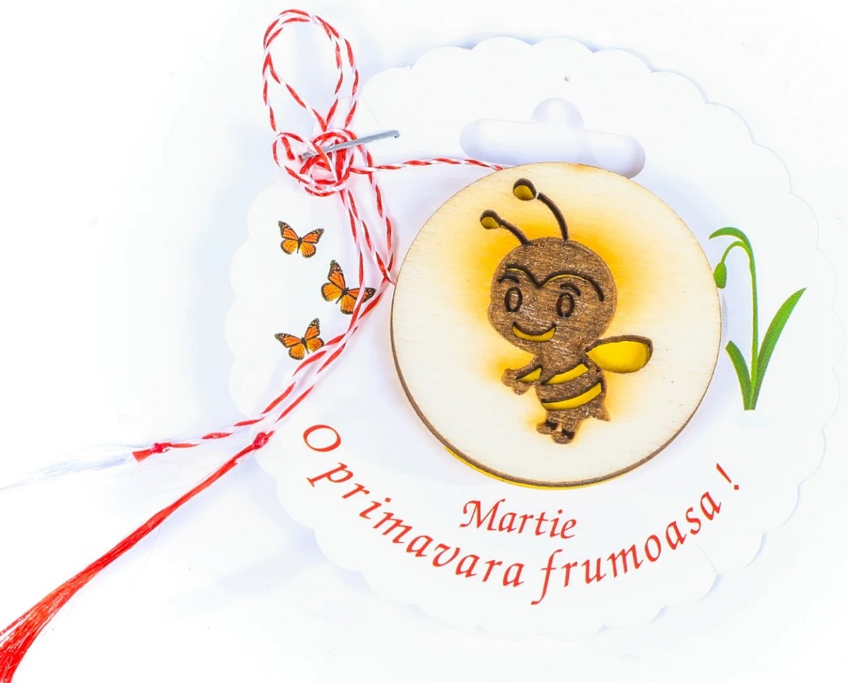 Imaginea produsului 'Martisor insigna din lemn: Albinuta'