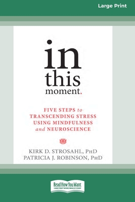 In This Moment: Five Steps to Transcending Stress Using Mindfulness and Neuroscience (16pt Large Print Format) - Kirk D. Strosahl