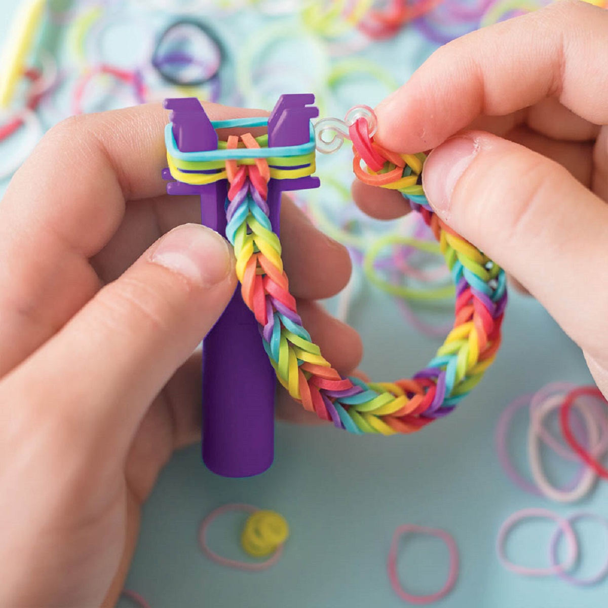 Joc creativ: Trusa cu 2400 elastice din cauciuc. Roz