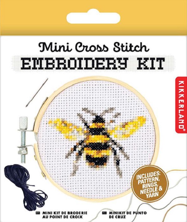 Mini kit de brodat. Albina