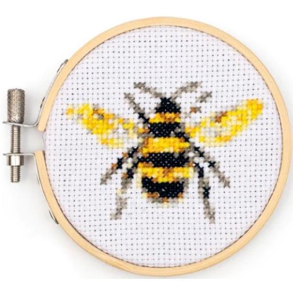 Mini kit de brodat. Albina
