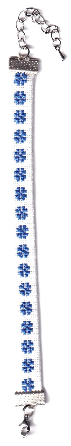 Bratara cusuta manual. Broderie albastra