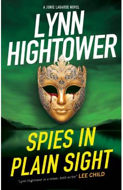 Coperta cărții 'Spies in Plain Sight - Lynn Hightower'