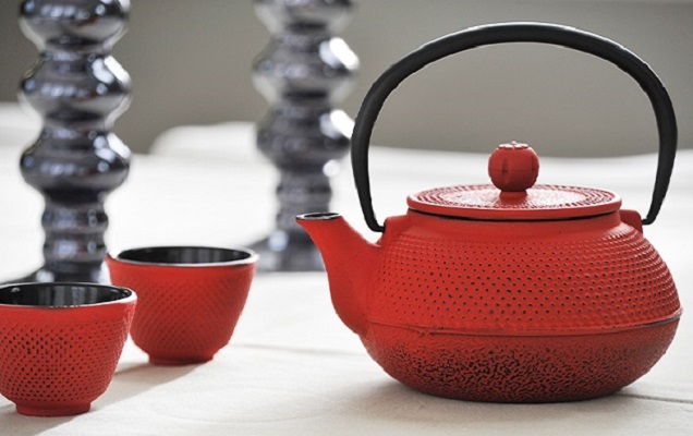 Set ceainic fonta cu 4 cesti si infuzor inox