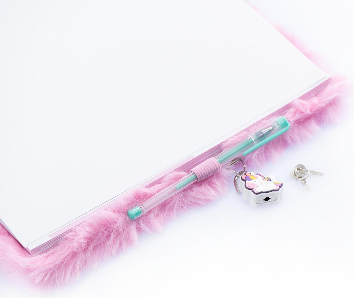 Planner gigant cu coperta pufoasa si poseta detasabila: Girabrilla unicorn