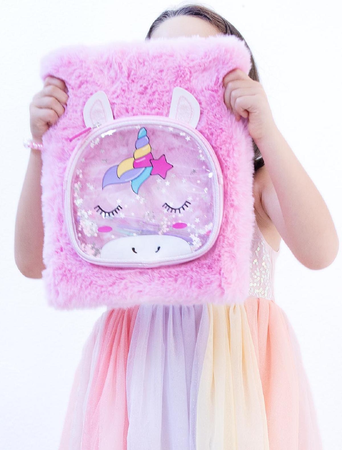 Planner gigant cu coperta pufoasa si poseta detasabila: Girabrilla unicorn