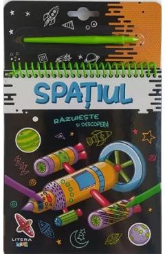 Coperta cărții 'Răzuiește și descoperă. Spațiul'