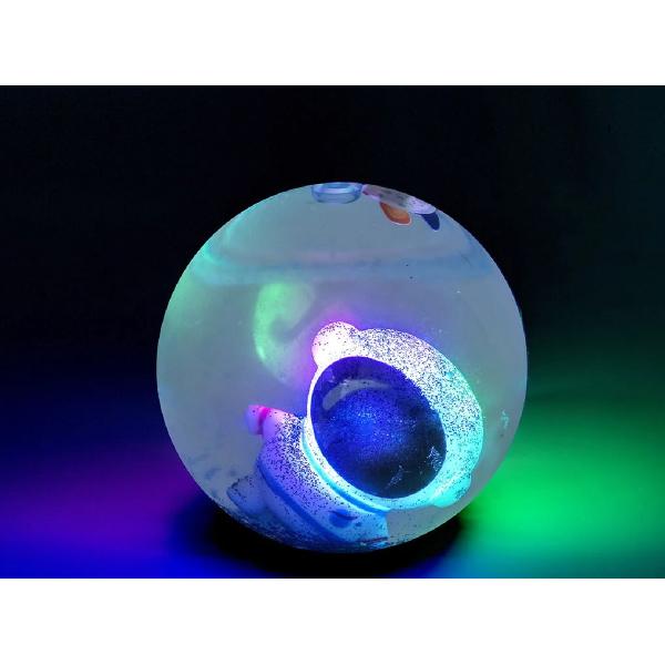 Minge saltareata: Cosmos