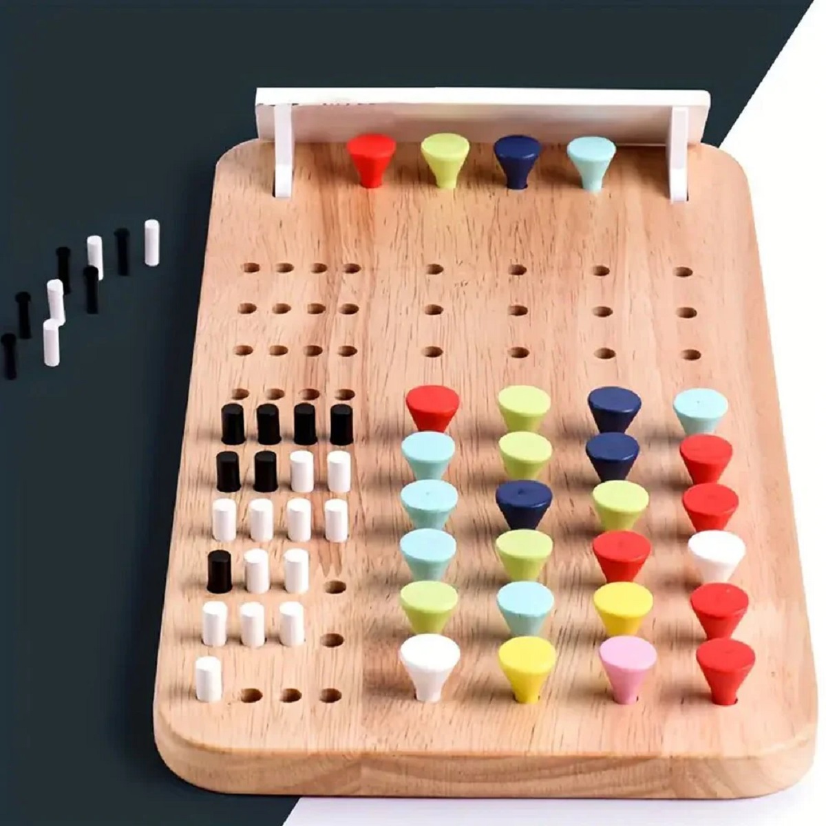 Joc cu pioni colorati: Mastermind