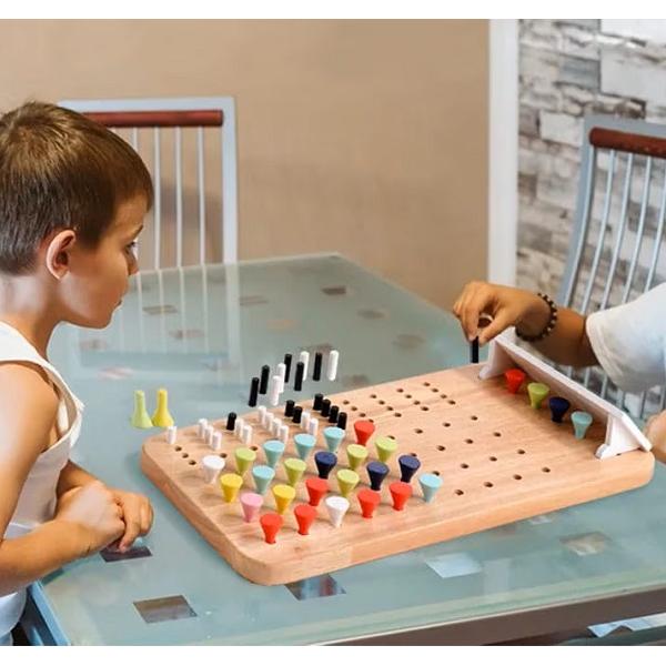 Joc cu pioni colorati: Mastermind